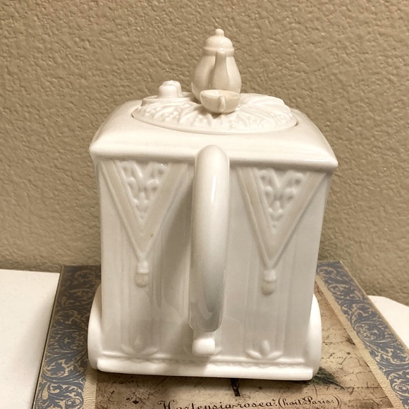 Lenox Teapot - Butlers Pantry - Picture 2 of 10